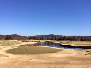 池の左側が9番、池の右側が18番ホール〜